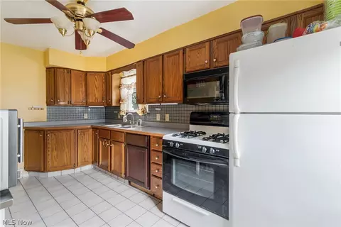 Kitchen - 151 Omar St, Struthers, OH 44471 photo 4 of 4