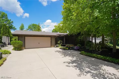 591 Prior Park Dr, Cuyahoga Falls, OH 44223