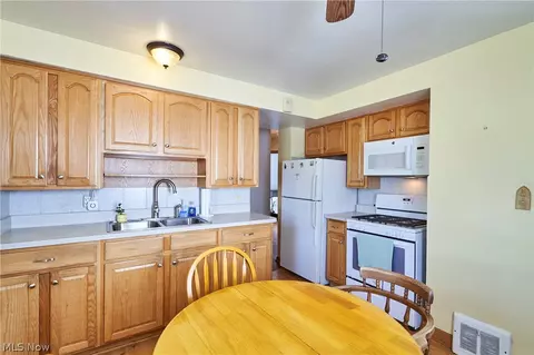 30212 Robert St, Wickliffe, OH 44092 photo 3