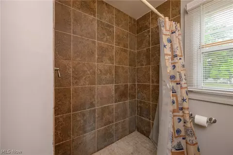Bath - 145 Valleyview Ave NW, Canton, OH 44708 photo 2 of 2