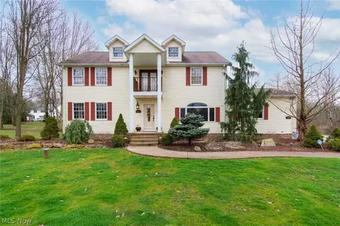 1567 Greensleaves Cir, Hubbard, OH 44425