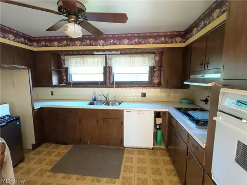 Kitchen - 1425 Eastern Rd, Rittman, OH 44270 photo 2 of 3