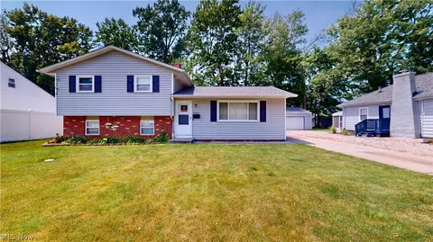 5868 Suwanee Dr, Mentor On The Lake, OH 44060