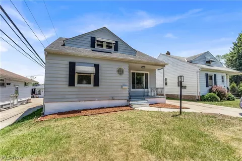 5581 Dunham Rd, Maple Heights, OH 44137 photo 2