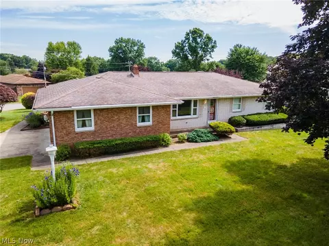 154 Rocky Ledge Dr, Struthers, OH 44471