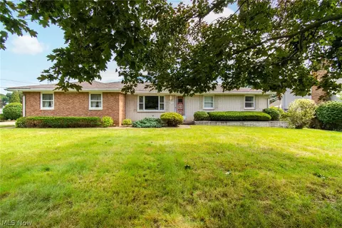 154 Rocky Ledge Dr, Struthers, OH 44471 photo 2