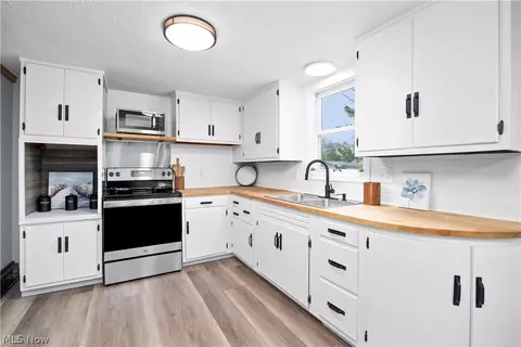 Kitchen - 692 Abbe Rd N, Elyria, OH 44035 photo 3 of 3