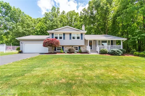 91 Country Green Dr, Austintown, OH 44515