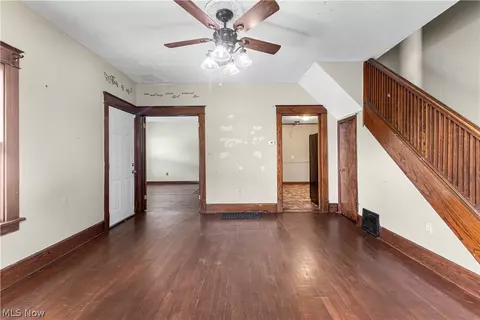 Living - 29 Stewart St, Struthers, OH 44471 photo 3 of 5