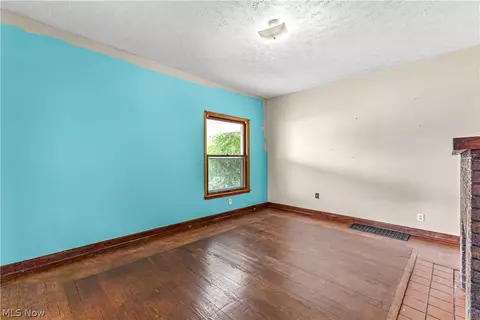 Living - 29 Stewart St, Struthers, OH 44471 photo 4 of 5
