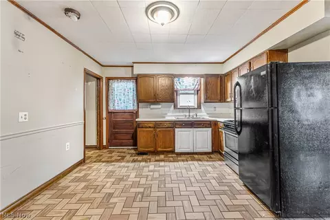 Kitchen - 29 Stewart St, Struthers, OH 44471 photo 1 of 2