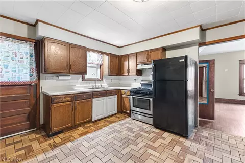 Kitchen - 29 Stewart St, Struthers, OH 44471 photo 2 of 2