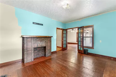 Living - 29 Stewart St, Struthers, OH 44471 photo 5 of 5