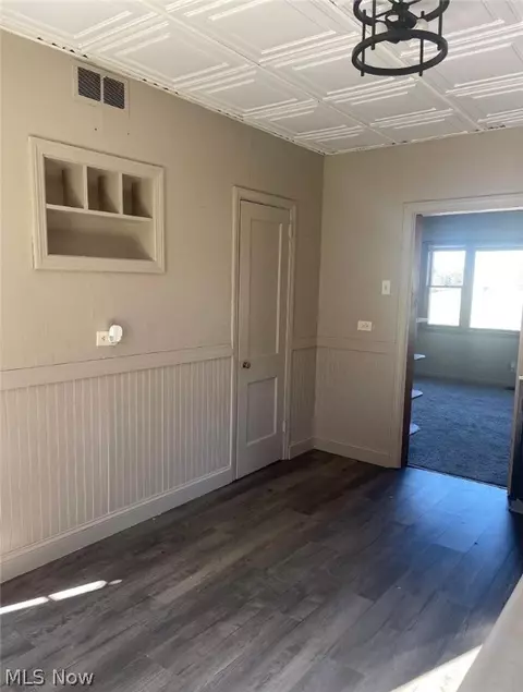 Entry Way - 2147 Columbus Ave, Ashtabula, OH 44004 photo 1 of 2
