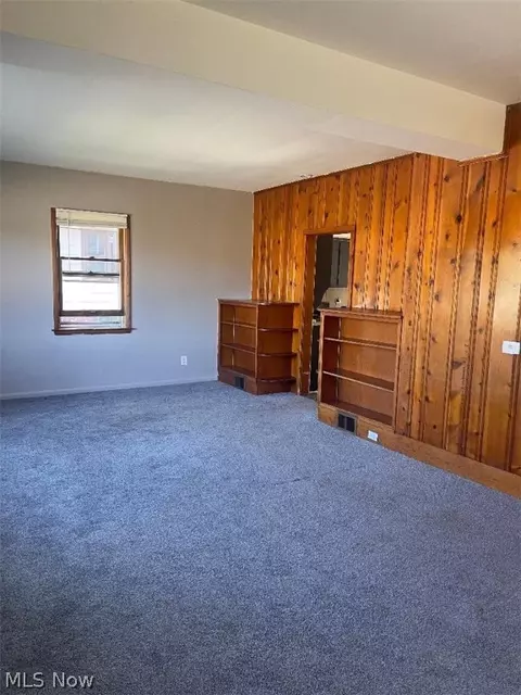 Living - 2147 Columbus Ave, Ashtabula, OH 44004 photo 1 of 2