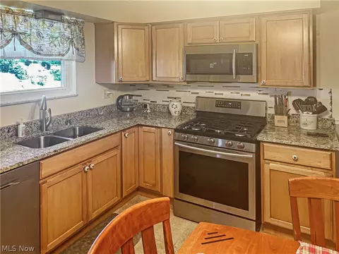 237 School St, Weirton, WV 26062 photo 4