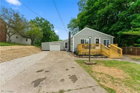3568 Mccartney Rd, Youngstown, OH 44505
