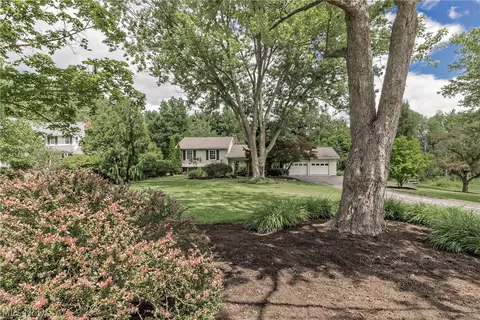 1405 Bell Rd, Chagrin Falls, OH 44022