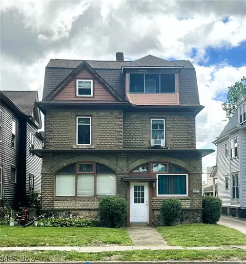 137 3rd St NW, Barberton, OH 44203