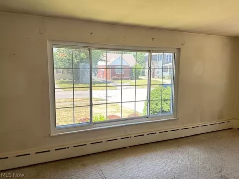 Living - 141 Roosevelt Ave, Elyria, OH 44035 photo 9 of 15