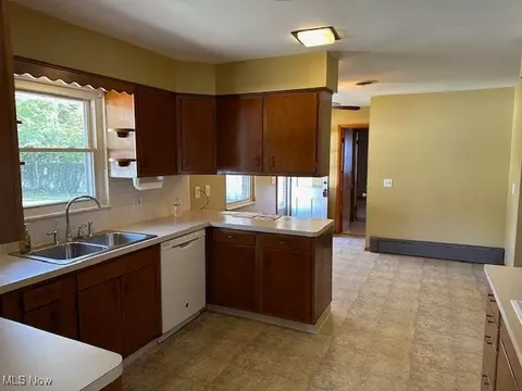Kitchen - 141 Roosevelt Ave, Elyria, OH 44035 photo 3 of 5