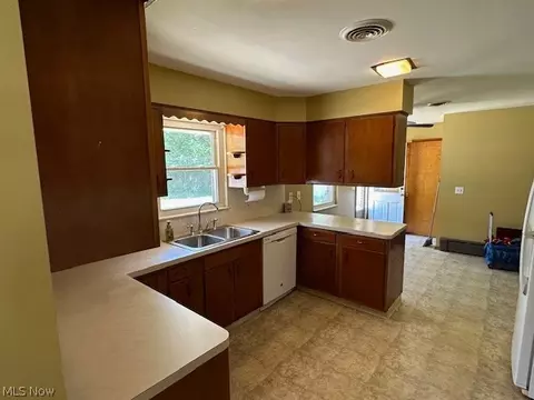 Kitchen - 141 Roosevelt Ave, Elyria, OH 44035 photo 2 of 5