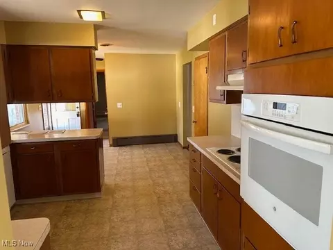 Kitchen - 141 Roosevelt Ave, Elyria, OH 44035 photo 5 of 5