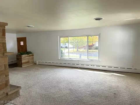 Living - 141 Roosevelt Ave, Elyria, OH 44035 photo 11 of 15