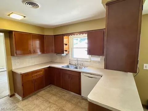 Kitchen - 141 Roosevelt Ave, Elyria, OH 44035 photo 1 of 5