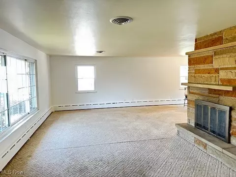Living - 141 Roosevelt Ave, Elyria, OH 44035 photo 4 of 15