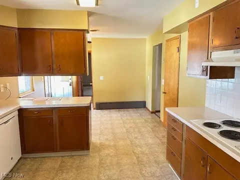 Kitchen - 141 Roosevelt Ave, Elyria, OH 44035 photo 4 of 5
