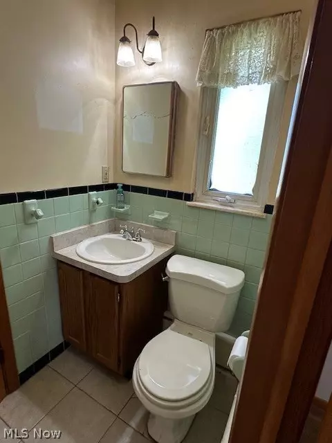 Bath - 141 Roosevelt Ave, Elyria, OH 44035 photo 2 of 4