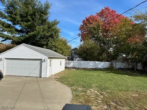 Exterior - 141 Roosevelt Ave, Elyria, OH 44035 photo 5 of 6