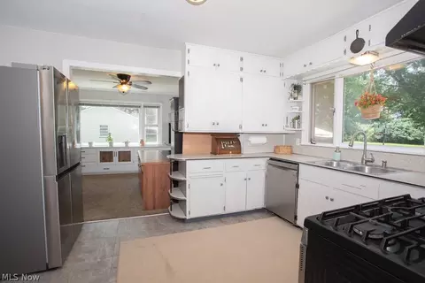 Kitchen - 7350 Hitchcock Rd, Boardman, OH 44512 photo 3 of 4