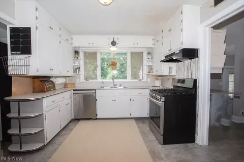 Kitchen - 7350 Hitchcock Rd, Boardman, OH 44512 photo 2 of 4