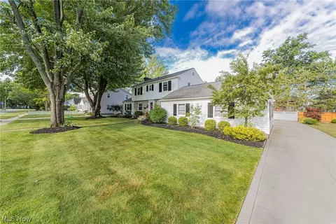 116 Inwood Blvd, Avon Lake, OH 44012