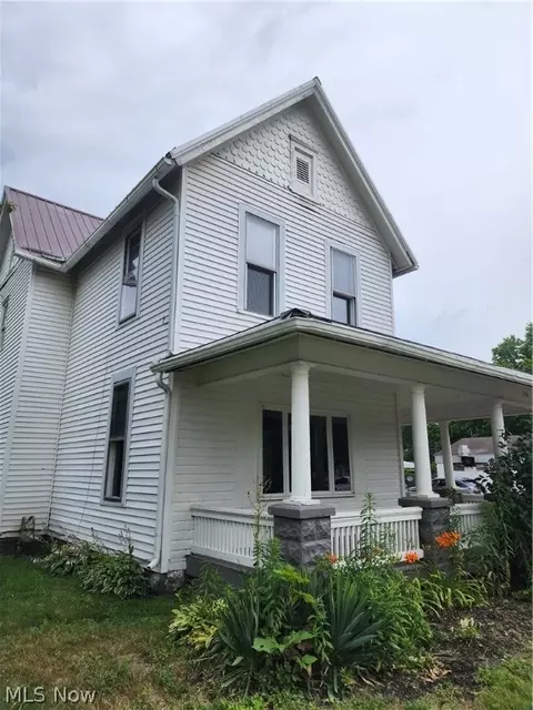 1136 Chestnut St, Coshocton, OH 43812