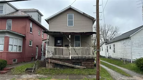 539 E 1st St, Uhrichsville, OH 44683
