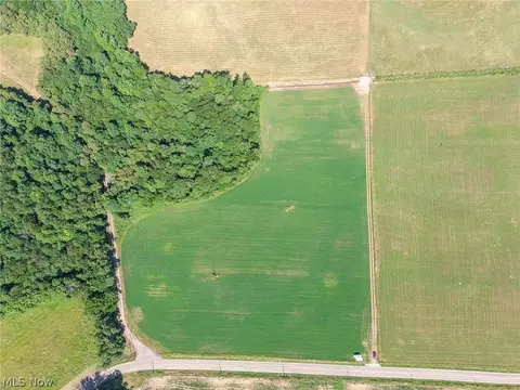 6412 W Lebanon Rd, Navarre, OH 44662