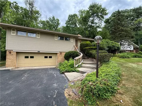 7419 Briar Hill Dr, Kirtland, OH 44094