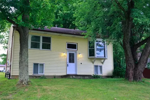 392 Lourdes Ln, Campbell, OH 44405