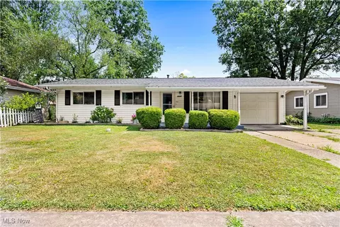 1033 Oakwood Dr, Vermilion, OH 44089