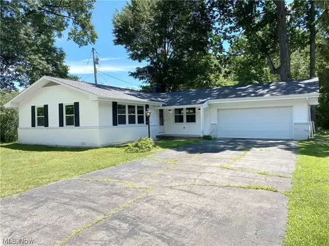 3824 Greenmont Dr SE, Warren, OH 44484