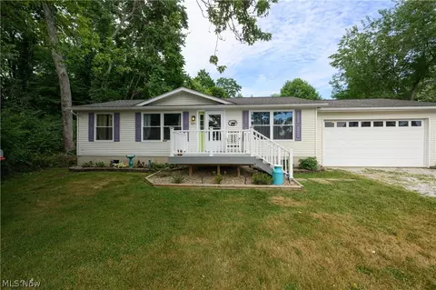 3275 Waterside Dr, Akron, OH 44319