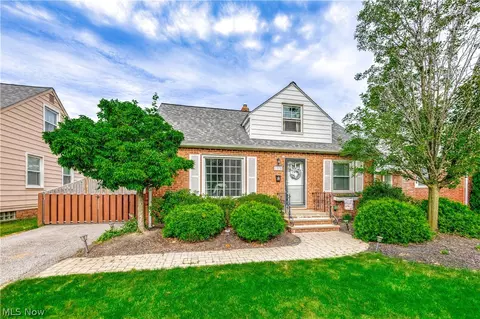 1370 Commonwealth Ave, Mayfield Heights, OH 44124