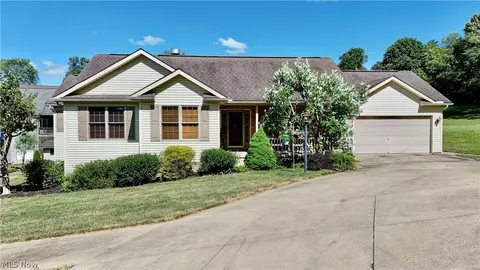 1751 Sandlewood Dr SE, New Philadelphia, OH 44663