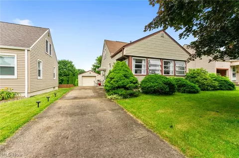 84 Iroquois St, Struthers, OH 44471