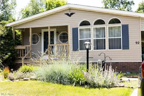 92 Greentree Ln, Hiram, OH 44234