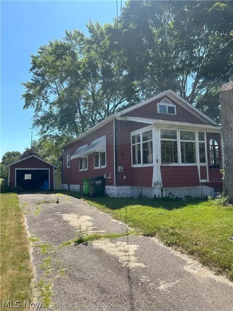 211 29th St NW, Barberton, OH 44203