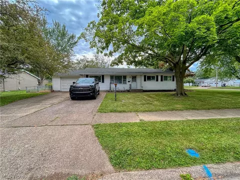 2904 Sunset Ln, Sandusky, OH 44870